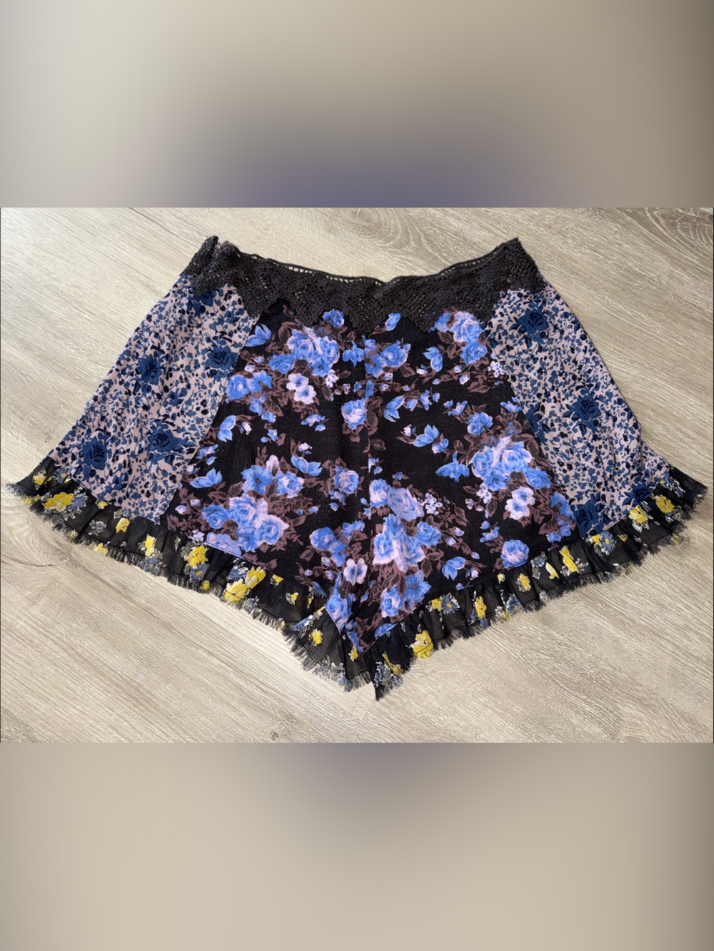 Floral Patterned Lace-Trim Shorts - Picture 3 of 6